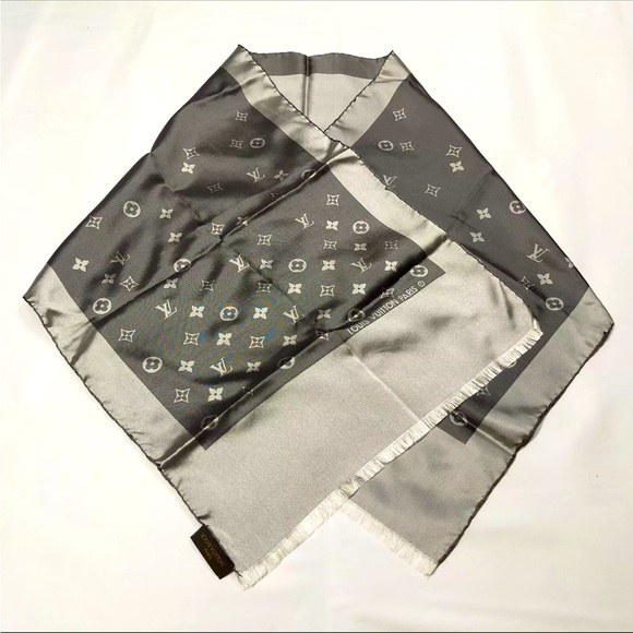 Authentic Louis Vuitton 💯 silk scarf - Picture 9 of 10